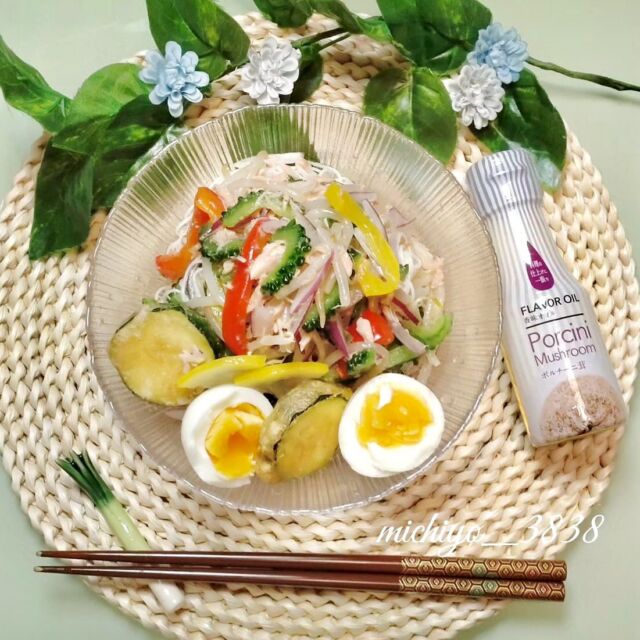 ・
・
【ゴーヤとツナの和え素麺】
 
台風のあと、一瞬涼しい日がありましたが
また30度台の暑さが戻ってきましたね☀️💦
 
引き続きさっぱりしたものが食べたく、今日は 
みちよ⸝⸝⸝♡︎ꔛお弁当ꔛ♥︎おうちごはん♥︎ さんの
素麺アレンジレシピをご紹介します✨
@michiyo_3838 
 
合わせるのは『フレーバーオイルポルチーニ茸』🍄
 
豊潤なポルチーニの香りがたまらない〜🤤
 
秋以降のメニューでも活躍する
フレーバーオイルポルチーニ茸❣️
 
カルディでも販売しているので
ぜひ試してみてくださいね🫶🫶🫶
 
＊＊＊＊＊＊＊＊＊＊＊＊＊＊＊
 
 
🍴【おうちごはん。】⬇レシピあります
┈┈┈┈┈┈┈┈┈┈┈┈┈┈┈┈┈♡
❥••ゴーヤとツナの和え素麺
┈┈┈┈┈┈┈┈┈┈┈┈┈┈┈┈┈♡
こんにちは🧡
毎日暑いですねぇ💦暑いと体力も奪われて免疫力が落ちがち😣スタミナ欲しい。
でも、濃ゆいものは食指が動かんし😅

で、ゴーヤとツナの和え素麺にしてぶっかけ風にしました。さっぱりしていておいしい〜😆✨
一皿で栄養バランスが摂れるようにしてみました。
夏バテぎみにもオススメ❗

苦みが苦手な方も多いゴーヤですが、（ウチのオット👨も苦手）夏に必要な栄養素のカリウム、葉酸、ビタミンCたっぷり❗
ツナで和えると食べやすい♡ざっくり手割りしたゆで卵も加えてさらにマイルドに。
ゴーヤの苦み抜きのコツも書いておきまーす。

仕上げに揚げた野菜をのせたいワタシ🤭
今日はズッキーニの唐揚げ♪

うれし野ラボ様⏩@ureshino_lab_official からお届けいただいた『フレーバーオイル』仕上げに一振りするだけで、いつもと違う味に。
今回は『ポルチーニ』をかけて、一気にオシャレに。ごま油やオリーブオイルをかけるような感じで振りかけて♪

#PR #辻製油 #うれし野ラボ #フレーバーオイル
#うれし野ラボ公式アンバサダー

うれし野ラボ様は三重県松阪市の辻󠄀製油 さんの食品ブランドで、アウトドアやおうち料理をランクアップするオイル やドレッシングなどを販売されています。

(👉^o^)👉【 ゴーヤとツナの和え素麺】
〈材料〉1人分
◉素麺1束
◉ゴーヤ1/4本
◉紫玉ねぎ1/8個（30gくらい）
◉赤黃パプリカ1/4個ずつ
　※なくてもいいです。
◉もやし1/4〜1/3袋（70gくらい）
◉たまご1個
◉塩小さじ１/2
◉砂糖小さじ１/2
◉a.ツナ1缶
◉a.レモン汁小さじ１
◉a.白だし小さじ１
◉a.塩胡椒少々
◉フレーバーオイルひとまわし。

■ゴーヤは縦半分に切って、種とワタを除いて2mmくらいの厚みに切る。
■スライスしたゴーヤに砂糖と塩小さじ１/2を振り軽く揉んで、5分ほど置いて水洗いし、水気を絞る。
★ゴーヤは砂糖と塩で揉むと苦みが治まります。
■紫玉ねぎも薄くスライスして氷水にさらしておきます。
★氷水につけると辛味が減ってシャキシャキになります。
■もやしはひげ根を取り除いてさっと茹でておきます。
■パプリカはグリルで焼きます。
★パプリカって焼くと甘みが⤴😍
暑くてヤダーと思った方！もやしと一緒に茹でるかレンチンしましょう😁
■素麺は表示通りに茹でたら、よく水洗いしてザルに上げておく。
■ゆで卵作ります。
■ツナ缶を缶汁ごと入れ、a.を合わせて.ツナ塩レモンだれ作ります。
■ゴーヤと茹でたもやし、素麺、を合わせ、お皿に盛ります。
■ゆで卵を手割りにして😆のせましょ❗
■フレーバーオイルを回しかけていただきます。
★白だしの塩分でも変わってくるので調整してね。
★お野菜はあるものを使ってもらって大丈夫です。
★今回はポルチーニを使いましたが、フレーバーオイルはお好きなものを。
ツナの代わりに焼いたベーコンにスモークオイルも合います♪

その他の投稿はコチラ♪🫱@michiyo_3838

♥︎︎ありがとうございます。また見てください♥︎︎ʾʾ

#おうちごはん #今日のごはん #手作りごはん #おうちカフェ #ワンプレートごはん #アウトドアごはん #おうちごはんlover #おうちごはん365 #coocking #クッキングラム #デリスタグラマー #フーディーテーブル #てづくりごはん365 #簡単レシピ #和えそうめん #ゴーヤレシピ #素麺レシピ #そうめんレシピ #夏バテ防止 #レシピあります
#料理好きな人と繋がりたい 

**********************

#フレーバーオイルの世界へようこそ #ポルチーニオイル #フレーバーオイル #ureshinolab #flavoroil