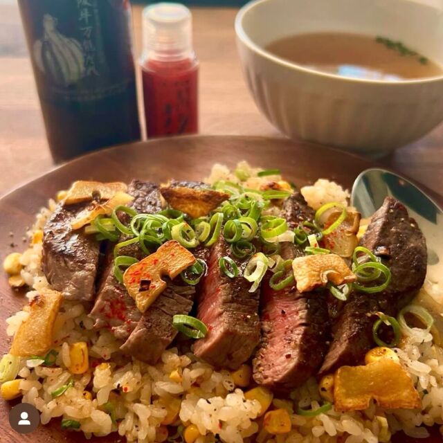 ・
・
【ペッパーランチ風ステーキガーリックライス🥩】
 
今日はAisam39さんの投稿リポストです✨
@aisam39 
 
がっつりステーキ食べたいな・・と言うときに
お試しいただきたレシピ😍
 
使ったのは「松阪牛万能だれ」🥩と
「とける唐辛子」🌶️
 
レシピもあるのでぜひ作ってみてね📝
 
＊＊＊＊＊＊＊＊＊＊＊＊＊＊＊＊＊＊＊＊
 
 
◌ ͙❁˚おうちランチ記録❁*.゜
　
〜ペッパーランチ風ステーキガーリックライス〜
　
安いステーキ肉でイイんです。
#松阪牛万能だれ があれば🤭
特別な味付けは不要
　
ちょうどとうもろこしを頂きましたので、フライパンでコーンバターライスを作りステーキを乗せてソースを絡めるだけ〜🤓☝️
仕上げに#辻さん家のとける唐辛子 を振りかけてピリ辛に♡🌶️これがまたアクセントになって良い✨
忙しいお昼に時短で出来るちょっと贅沢な気分のランチ🍽️
　
【使用材料】
✿:牛ステーキ肉
✿:ニンニク
✿:ご飯
✿:とうもろこし（缶詰オッケー）
✿:バター
✿:刻みネギ
✿:松阪牛万能だれ
✿:辻さん家のとける唐辛子
✿:オリーブオイル
　
①スライスしたニンニクをオリーブオイルでニンニクチップを作る。
②その油でステーキを焼く。（取り上げてアルミホイルに包んでおく）
③フライパンに少しオリーブオイルを足して、ご飯ドーン
焼き色を付け、コーンとバターを入れて焼き炒める。
タレ1：水1を回しかけて味付け終了
④お皿に移し、カットしたステーキをドーン！万能だれをかけて刻みネギ+とける唐辛子を振り掛けて完成でーす👍
　
ニンニク臭が気になる時はニンニクチップは外して
万能だれには黒ニンニクが使用されてて、無臭と記載されています👍
　
お試しあれ♡
@ureshino_lab_official
　
　

#pr #辻製油 #うれし野ラボ
#おひるごはん #おうちランチ #手作りごはん #黒にんにくレストラン #とける唐辛子 #クッキングラム #ペッパーランチ風 #ステーキ丼 #ガーリックライス #簡単レシピ 

**********************

#松阪牛万能だれ #これ一本で味が決まる #万能だれ #とける唐辛子 #辛いもの好きにはたまらない #唐辛子なのに水に溶ける #ureshinolab